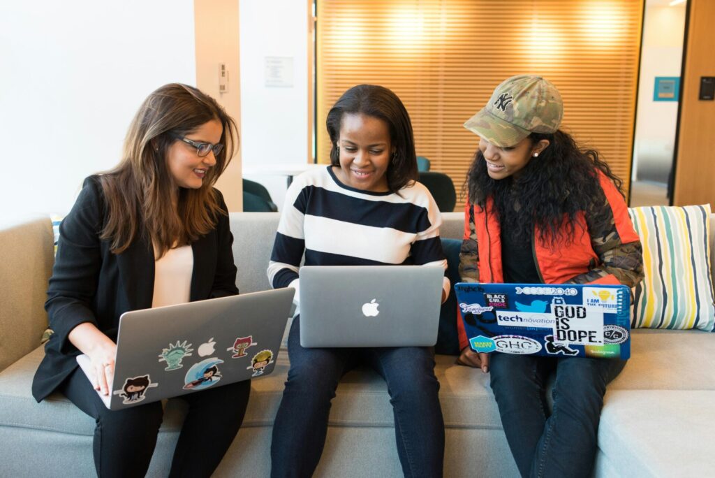 mulheres imigrantes empreendedoras no laptop 