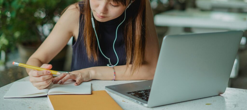 menina estudante em portugal